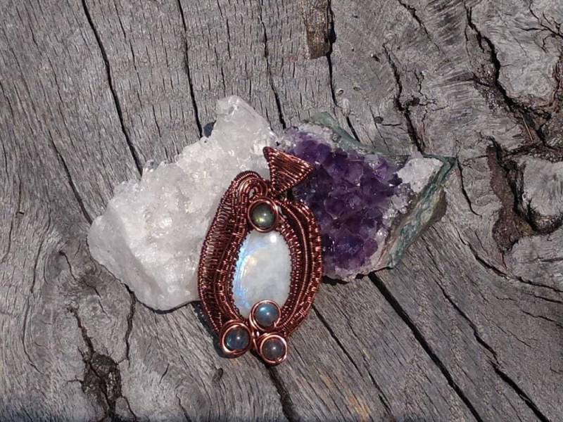 Bezaubernde Wire Wrapped Anhänger Mit Regenbogen Mondstein Und Labradorit Perlen von WrapsforDream