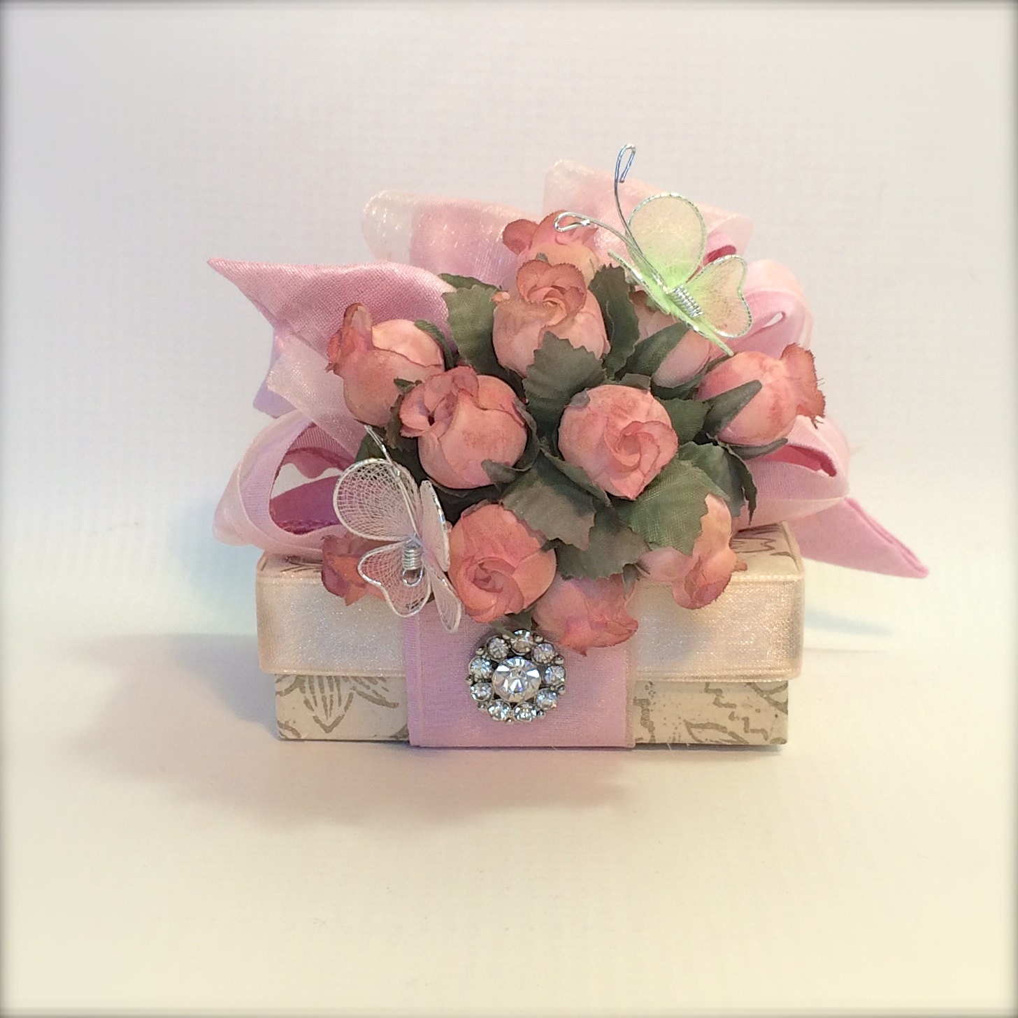 Handgefertigte Favor Box Rosa Rosen, Schmetterling, Geschenkschachtel Wiederverwendbar von WrapsodyandInk