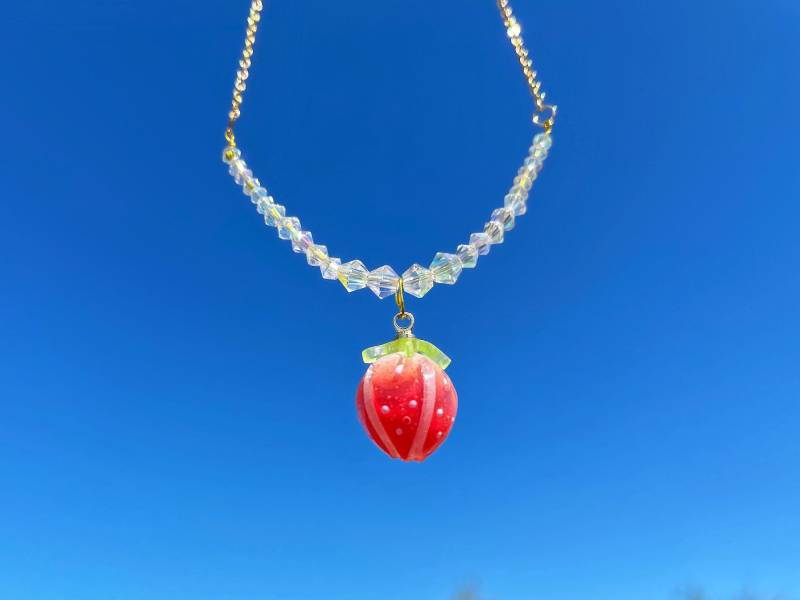 Erdbeer Halskette, Fairycore Schmuck, Sommer Obst Kette, Tropical Strand Swarovski Kristall Saftige Geschenk von WrenJewelryCA