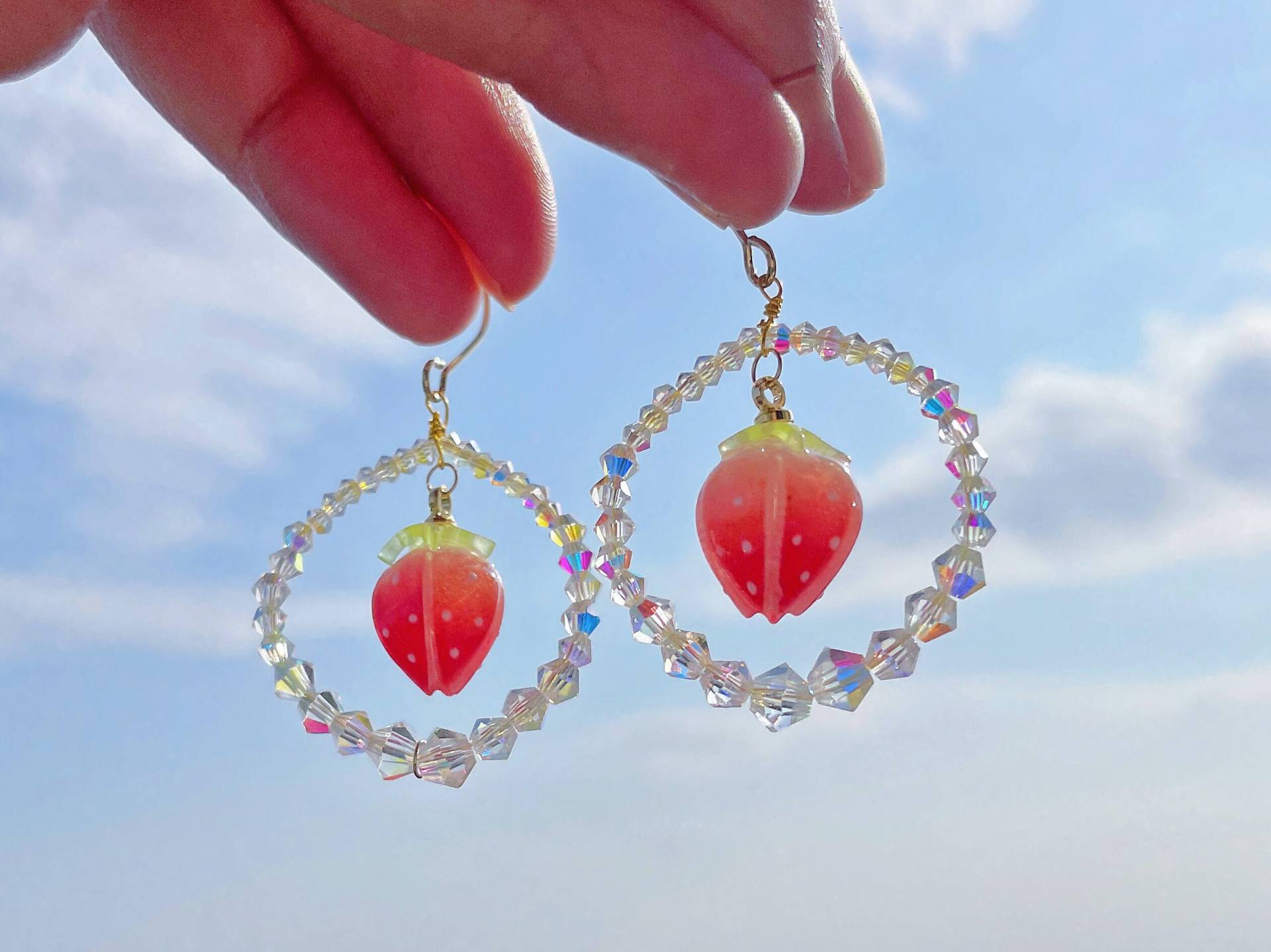 Erdbeere Ohrhänger, Fairycore Hoop Ohrring, Obst Swarovski Kristall Strand Schmuck, Saftige Sommer Geschenk von WrenJewelryCA