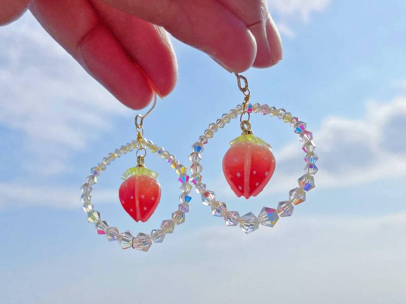 Erdbeere Ohrhänger, Fairycore Hoop Ohrring, Obst Swarovski Kristall Strand Schmuck, Saftige Sommer Geschenk von WrenJewelryCA