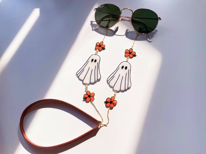 Weißer Geist Halloween Brille Kette ｜ 14K Gold Resin Sonnenbrillen Witchy Brillen | Grusel Armband Herbst Lanyard Geschenk von WrenJewelryCA