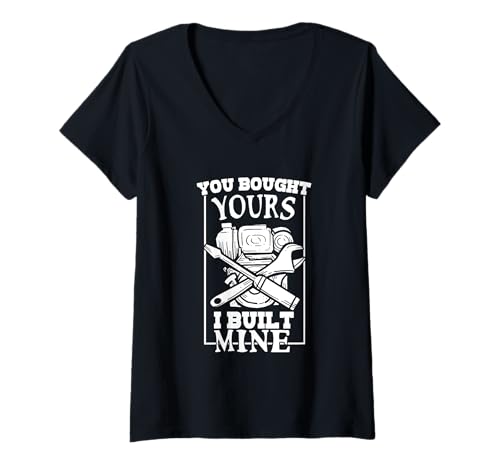 Damen Custom Car Builder Mechaniker Pride DIY Garage Motor Humor T-Shirt mit V-Ausschnitt Damen Custom Car Builder Mechaniker Pride DIY Garage Motor Humor T-Shirt mit V-Ausschnitt von Wrench Head Joke Gearhead Auto Restoration Lover