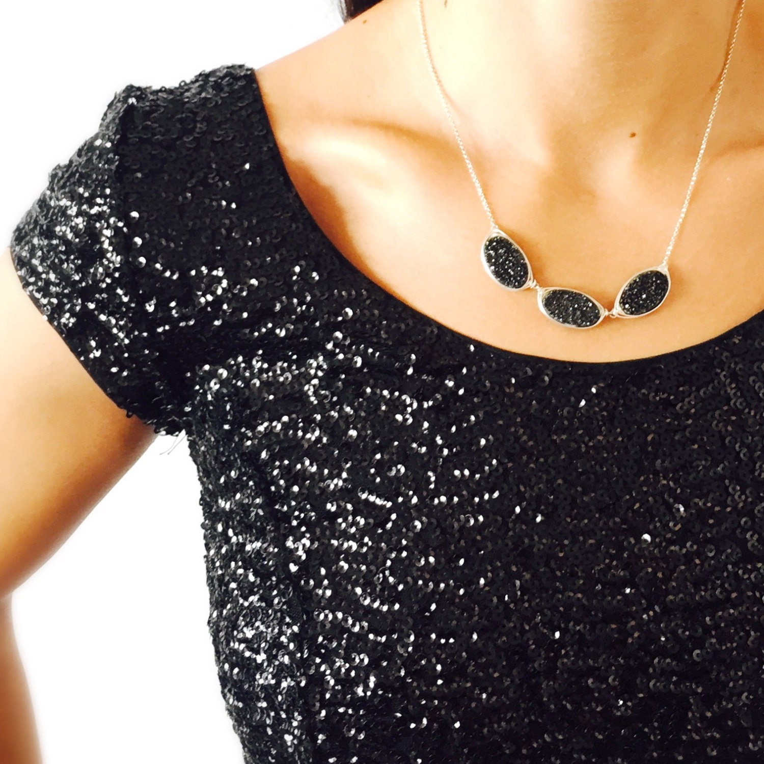 Dreifache Druzy Statement Halskette in Mitternachtsschwarz - Wähle Dein Metall Dreifache Druzy Statement Halskette in Mitternachtsschwarz - Wähle Dein Metall von WrennJewelry