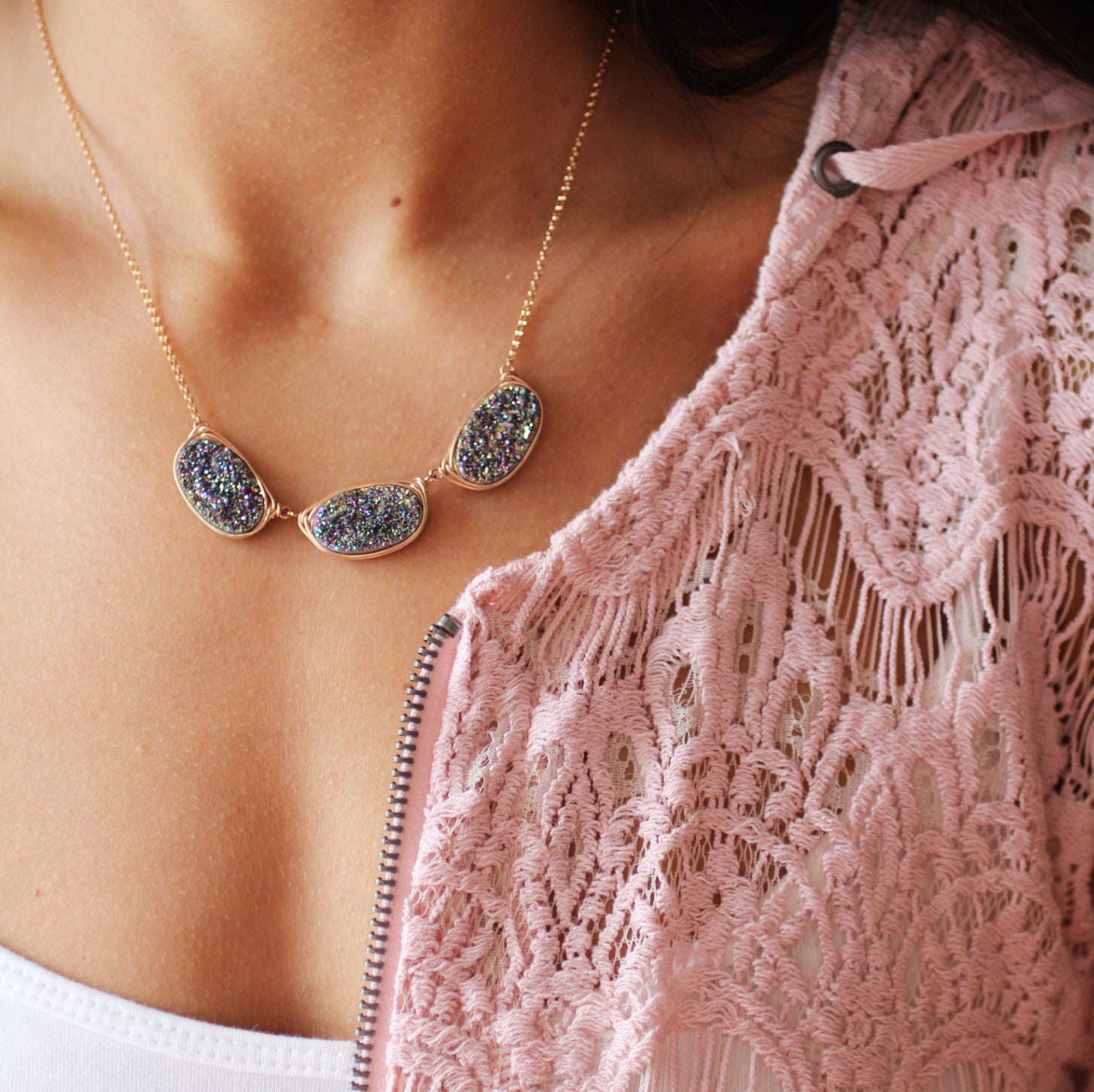 Dreifache Druzy Statement Halskette in Regenbogen Dreifache Druzy Statement Halskette in Regenbogen von WrennJewelry