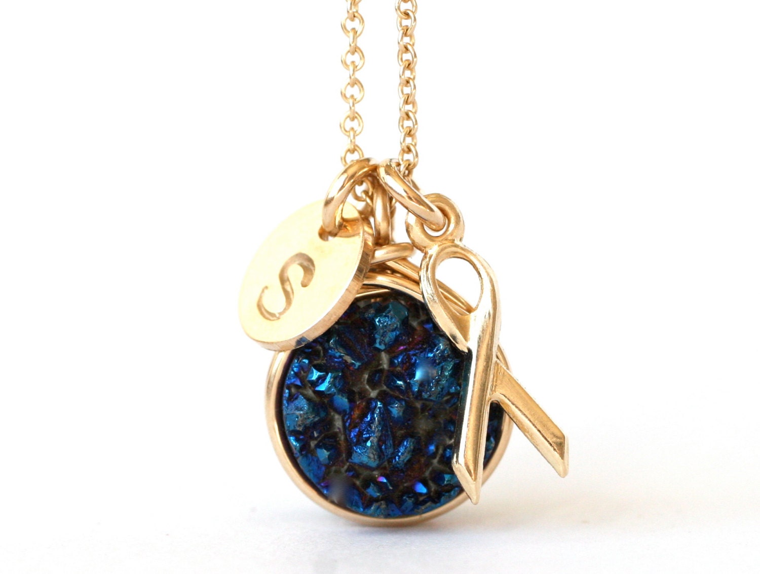 Druzy Personalisierte Awareness Ribbon Halskette - Wählen Sie Ihr Metall Und Ihre Initiale Druzy Personalisierte Awareness Ribbon Halskette - Wählen Sie Ihr Metall Und Ihre Initiale von WrennJewelry