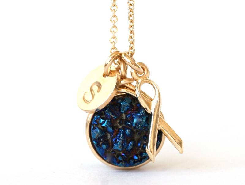 Druzy Personalisierte Awareness Ribbon Halskette - Wählen Sie Ihr Metall Und Ihre Initiale Druzy Personalisierte Awareness Ribbon Halskette - Wählen Sie Ihr Metall Und Ihre Initiale von WrennJewelry
