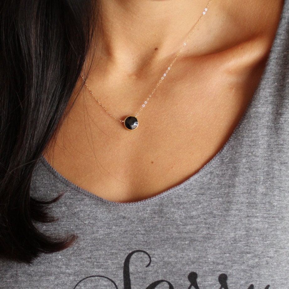 Schwarzer Onyx Bezel Edelstein Halskette in 14K Gold Filled Schwarzer Onyx Bezel Edelstein Halskette in 14K Gold Filled von WrennJewelry