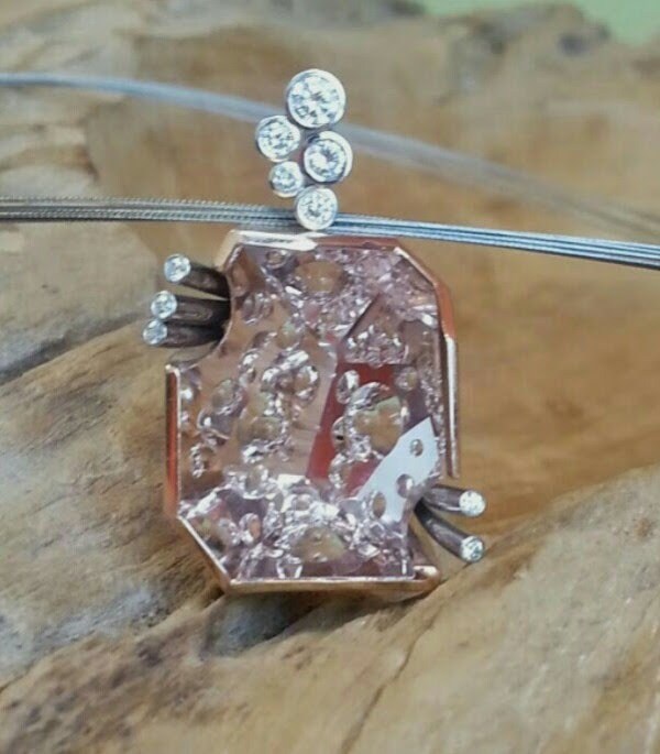 Fantasie Schnitt 22.0Cts Morganit Und Diamant 14 K Rose Gold-Platin-Anhänger Fantasie Schnitt 22.0Cts Morganit Und Diamant 14 K Rose Gold-Platin-Anhänger von WrightNatureJewelry