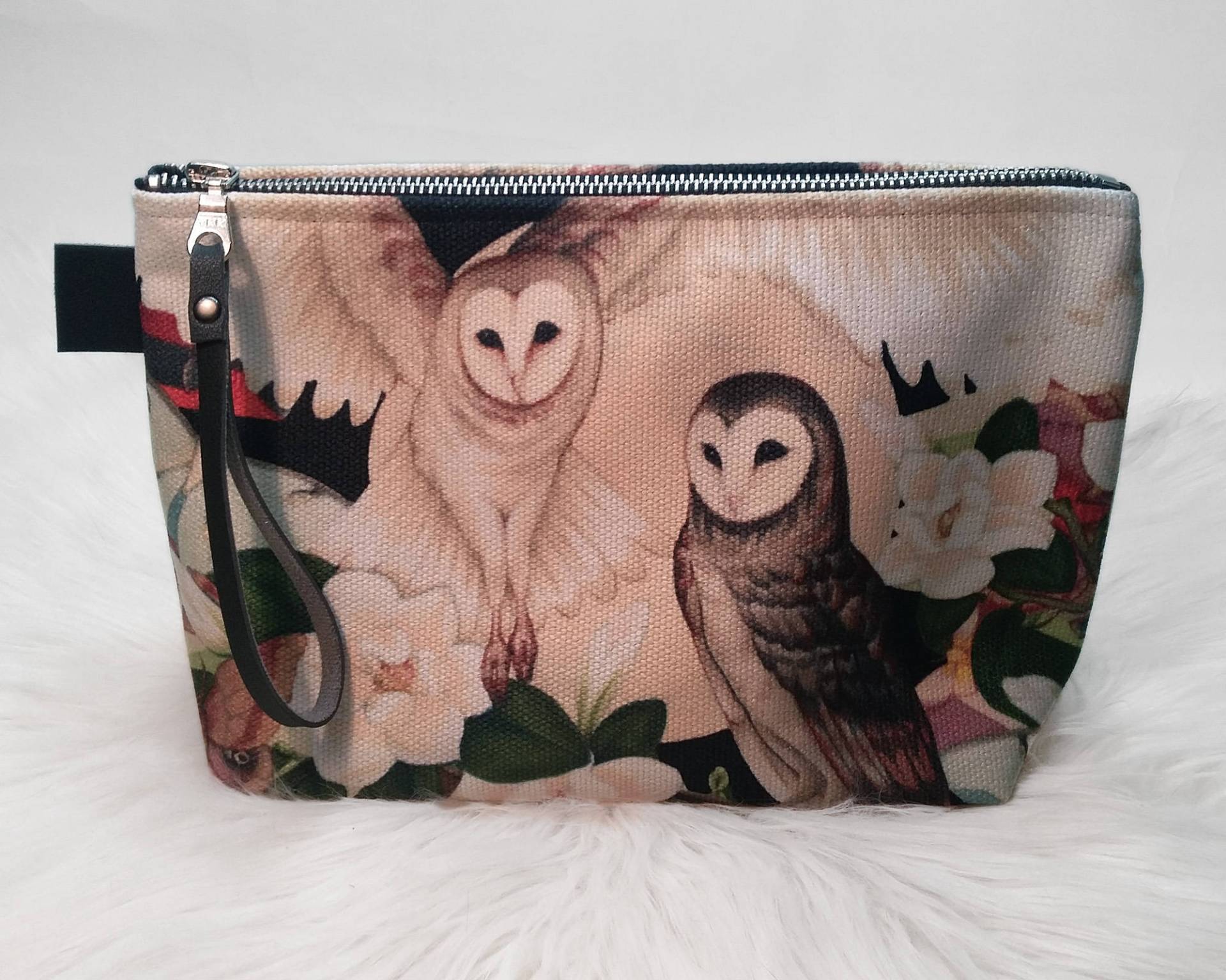 Eule + Motten Clutch/Schminktasche - Zip-Up Schminktasche, Schleiereulen, Magnolien, Motten, Vollmond, Clutch Eule + Motten Clutch/Schminktasche - Zip-Up Schminktasche, Schleiereulen, Magnolien, Motten, Vollmond, Clutch von WrittenByRabbitsArt