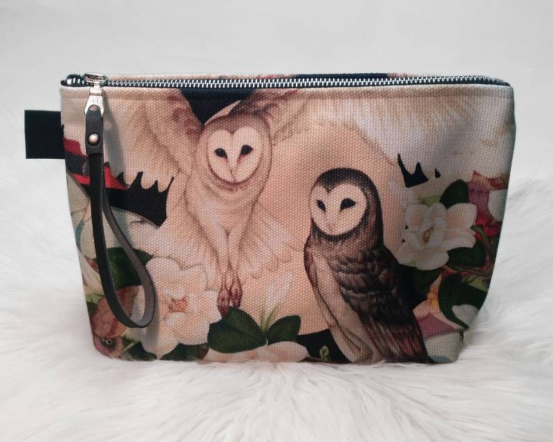 Eule + Motten Clutch/Schminktasche - Zip-Up Schminktasche, Schleiereulen, Magnolien, Motten, Vollmond, Clutch Eule + Motten Clutch/Schminktasche - Zip-Up Schminktasche, Schleiereulen, Magnolien, Motten, Vollmond, Clutch von WrittenByRabbitsArt