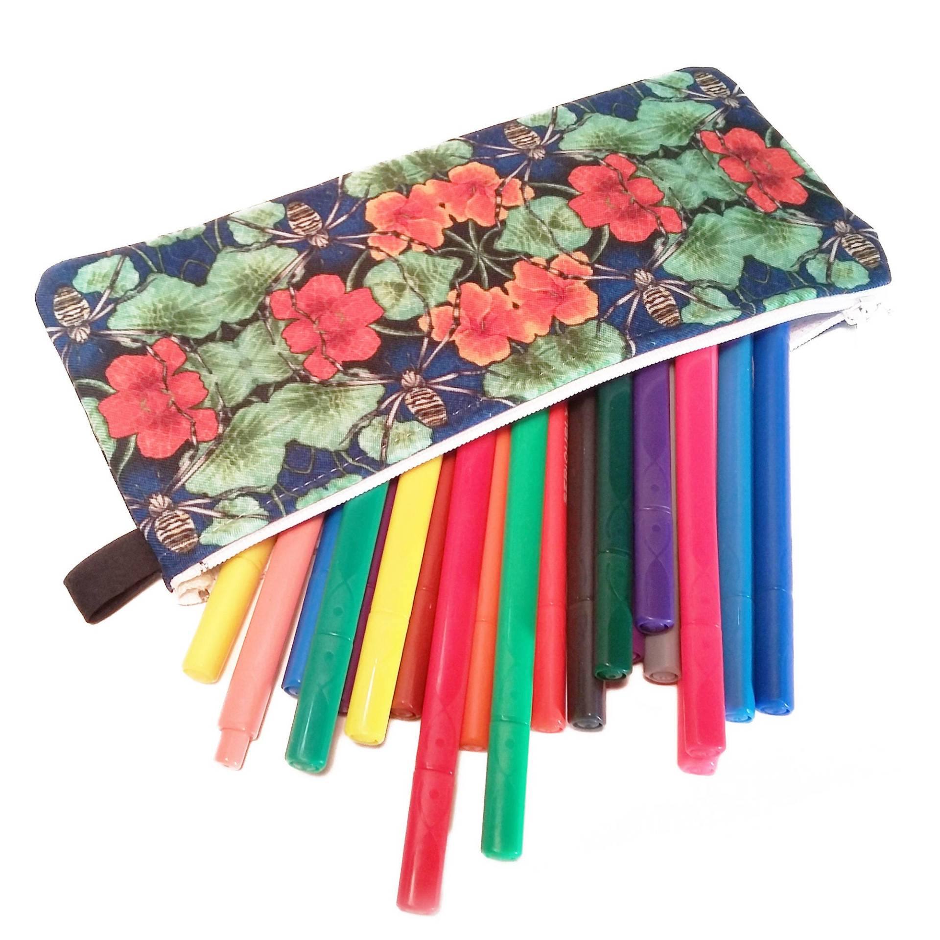 Gartenspinnen Federmäppchen - Reißverschlussmäppchen, Gartenspinnen, Schminktasche, Clutch, Nasturtium Blumen, Geschenk Für Gärtner, Kleines Gartenspinnen Federmäppchen - Reißverschlussmäppchen, Gartenspinnen, Schminktasche, Clutch, Nasturtium Blumen, Geschenk Für Gärtner, Kleines von WrittenByRabbitsArt