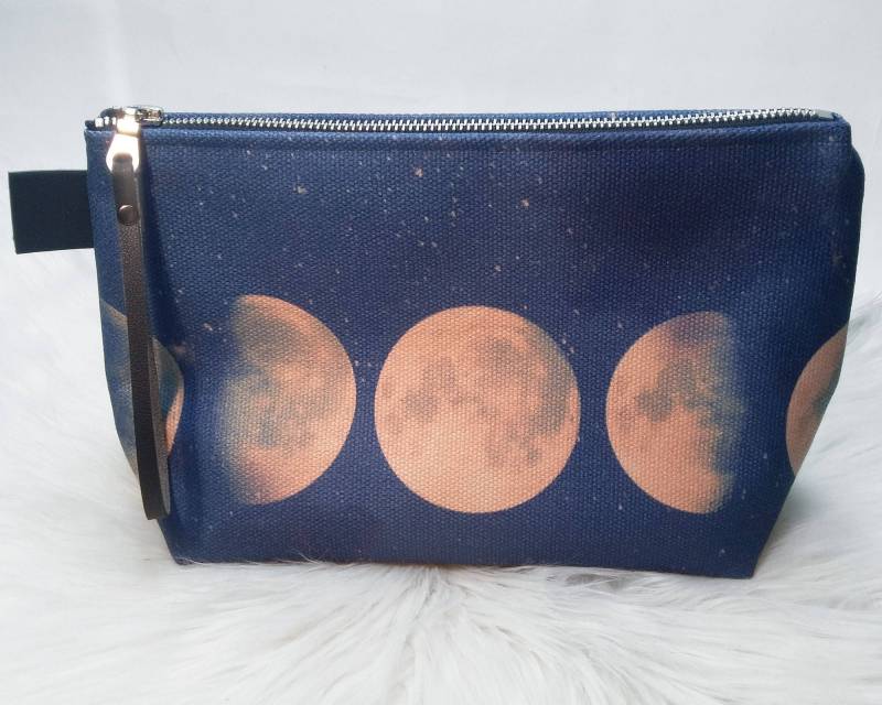 Moon Phase Clutch/Schminktasche - Reißverschluss-Schminktasche, Mondphasen, Vollmond, Schminktasche, Clutch Moon Phase Clutch/Schminktasche - Reißverschluss-Schminktasche, Mondphasen, Vollmond, Schminktasche, Clutch von WrittenByRabbitsArt