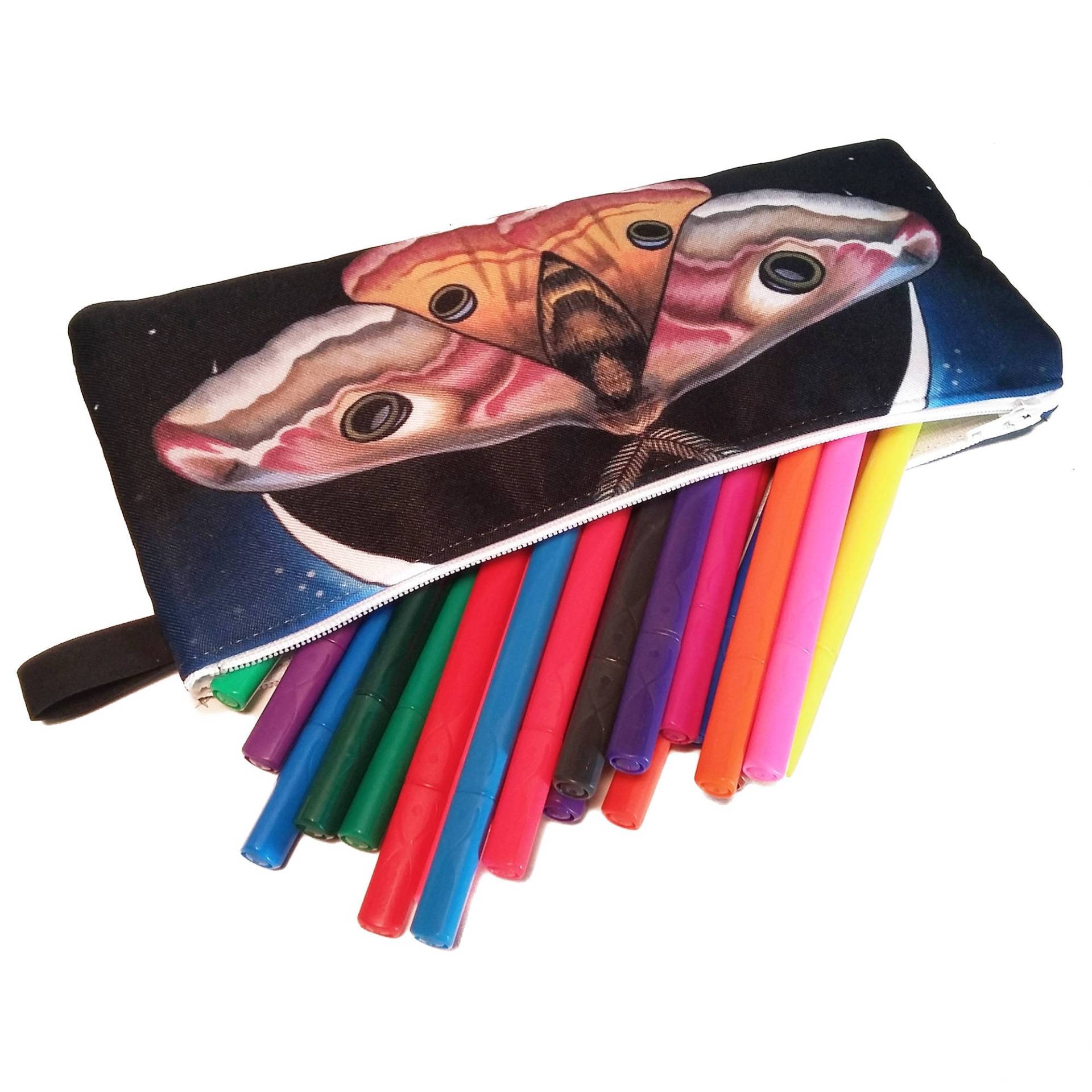 Motte Federmäppchen - Zip-Up Federmäppchen, Motte, Schminktasche, Clutch, Insekt, Mond, Halbmond, Hübsche Motte, Motten. Motten Druck Motte Federmäppchen - Zip-Up Federmäppchen, Motte, Schminktasche, Clutch, Insekt, Mond, Halbmond, Hübsche Motte, Motten. Motten Druck von WrittenByRabbitsArt