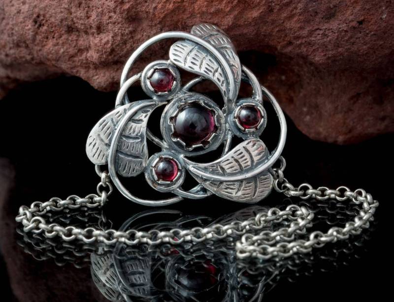 Art Nouveau Celtic Silver Triskelle Triskel Triskelion Pendant Jewelry Jewellery Jewel Pagan Hand Made Gem Gemstone Garnet Red Necklace Leaf Art Nouveau Celtic Silver Triskelle Triskel Triskelion Pendant Jewelry Jewellery Jewel Pagan Hand Made Gem Gemstone Garnet Red Necklace Leaf von WulflundJewelry