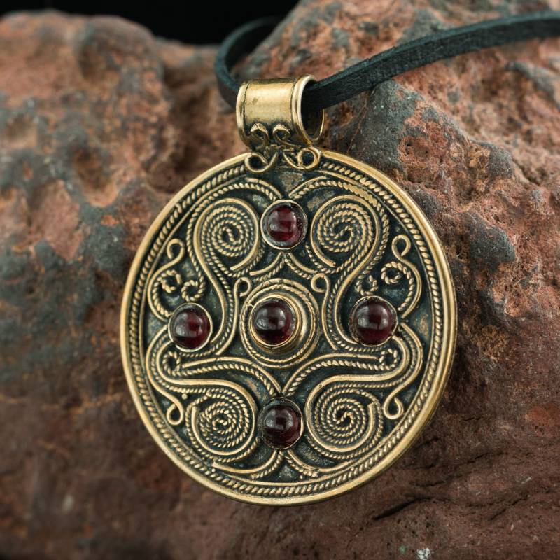 Battersea Luxury Brythonic Celtic Jewel Garnet Bronze Red Pendant Necklace Amulet Talisman England Medieval Fantasy Sca Larp Charm Ancient von WulflundJewelry