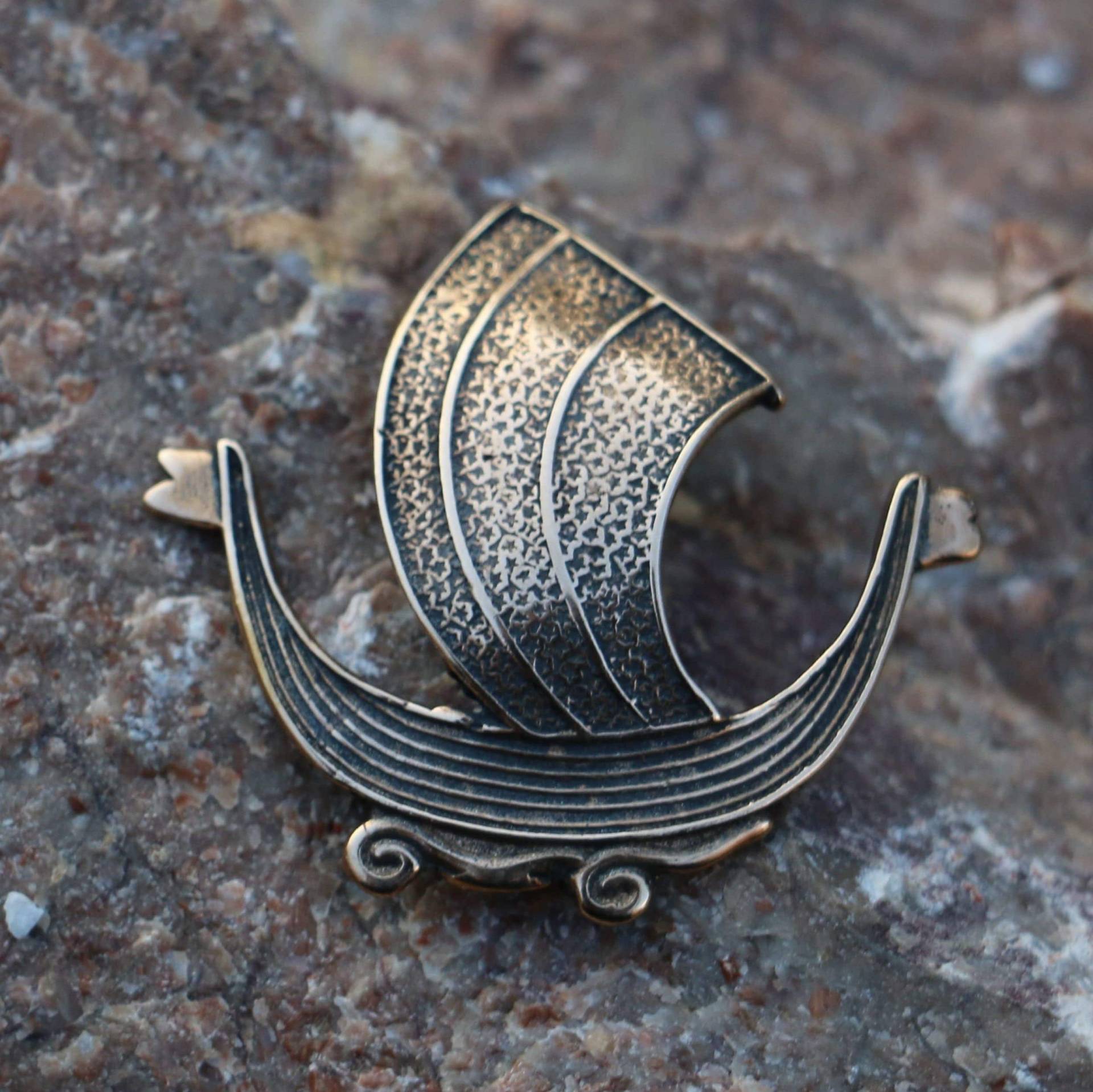 Drakkar Viking Ship Bronze Pendant Vikings Warriors Charm Necklace Pagan Norse Scandinavia Jewellery Celtic Symbol von WulflundJewelry