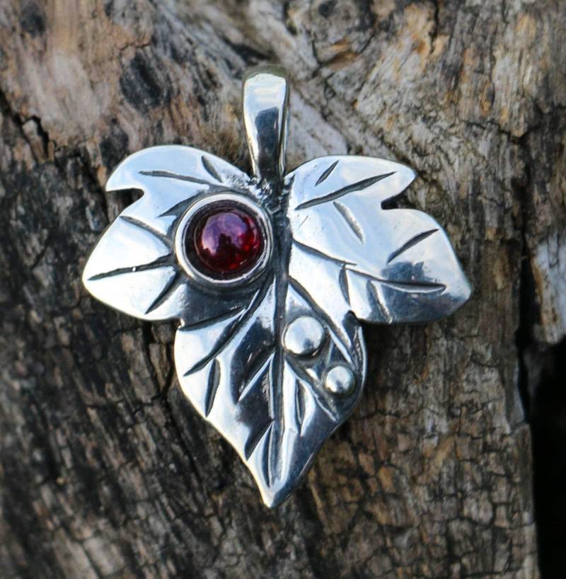 Efeu Blatt, Silber Anhänger Almandin Schmuck von WulflundJewelry
