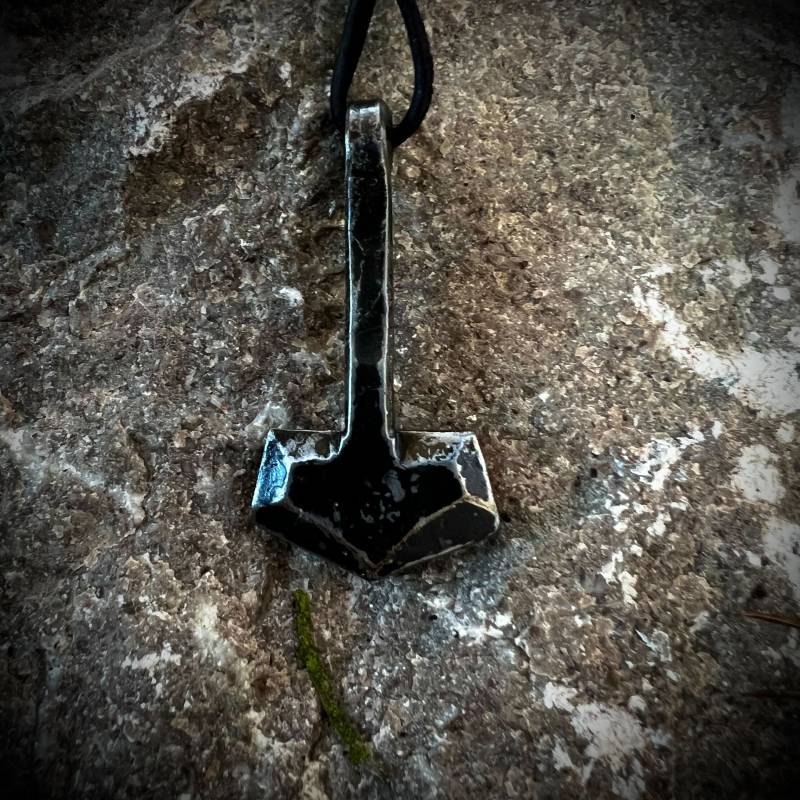 Helvegen Thors Hammer Anhänger Halskette Viking Mjöllnir Mjolnir Mjolner Geschmiedet Helvegen Thors Hammer Anhänger Halskette Viking Mjöllnir Mjolnir Mjolner Geschmiedet von WulflundJewelry