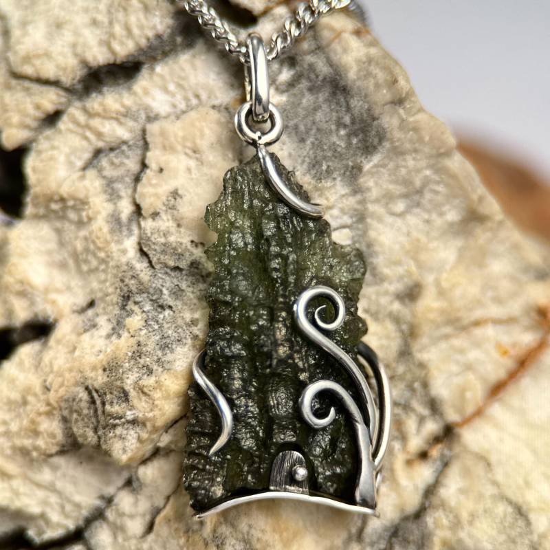 Hibernia, Moldavit Anhänger, Silber 925/1000 von WulflundJewelry