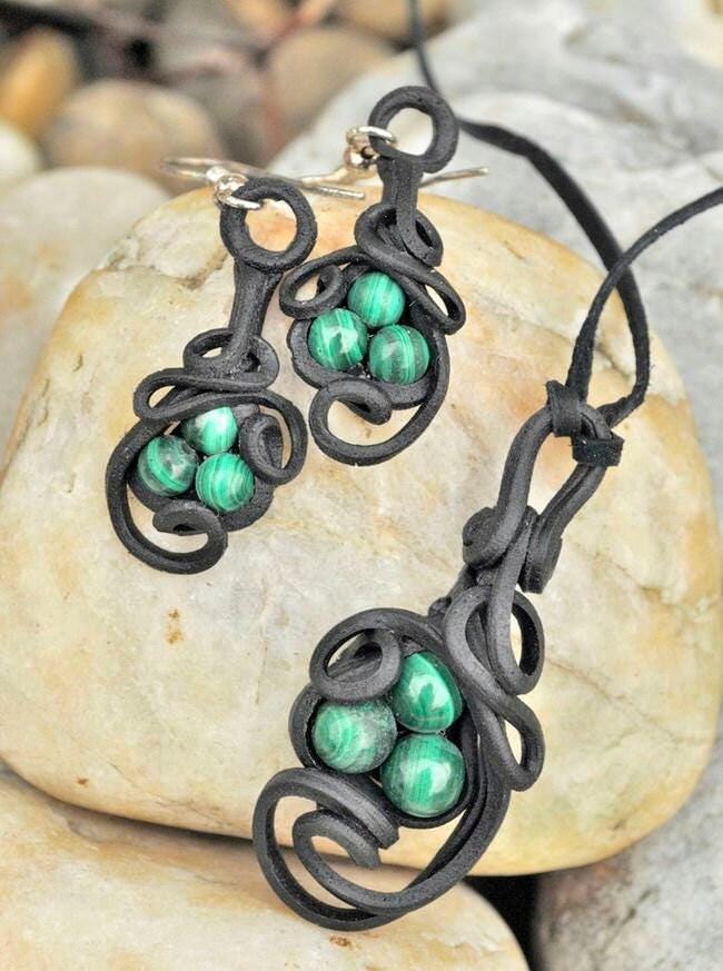 Malachite Jewelry Set Necklace & Earrings Handmade in The Czech Republic von WulflundJewelry