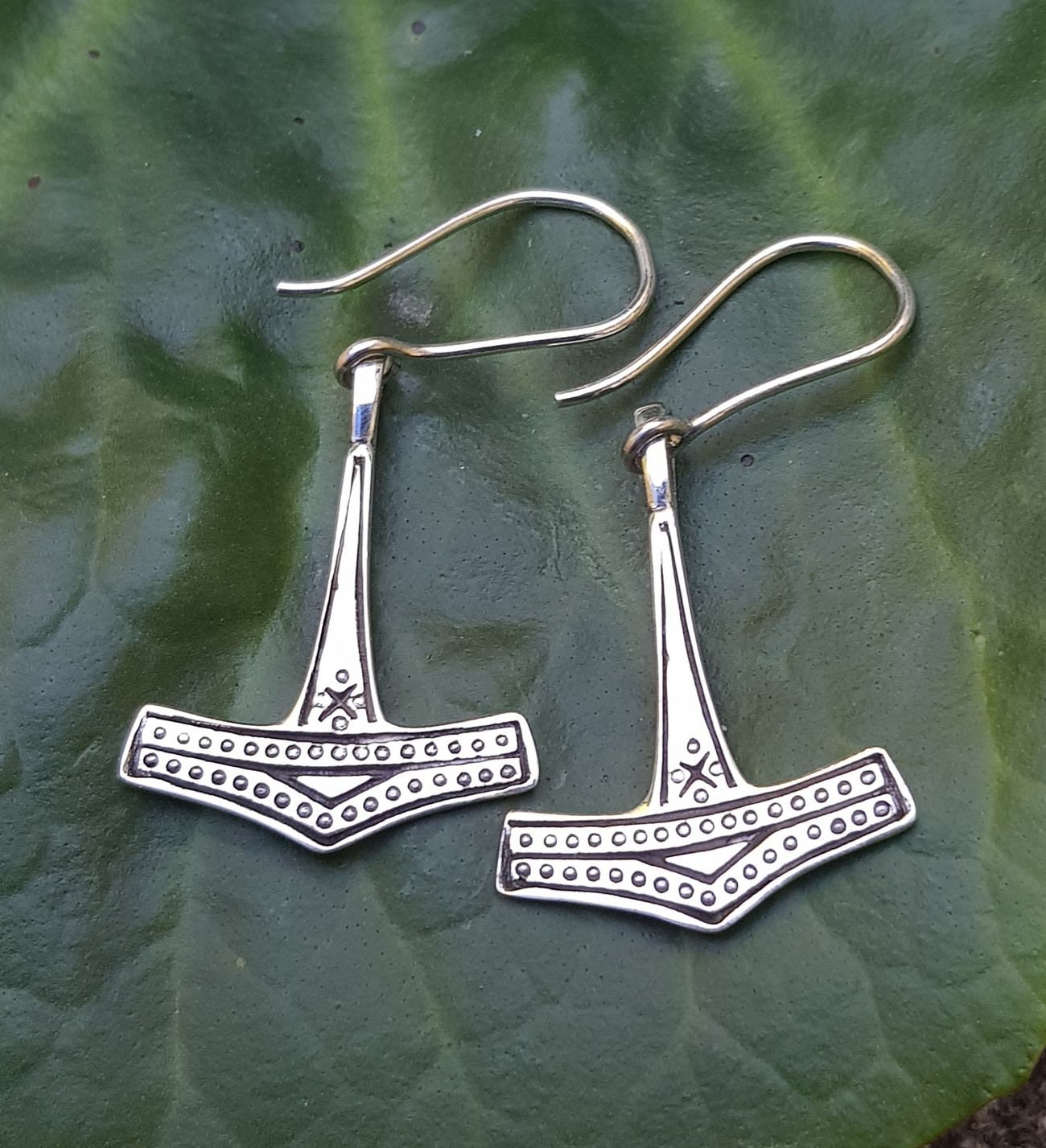 Mjollnir, Silberohrringe von WulflundJewelry