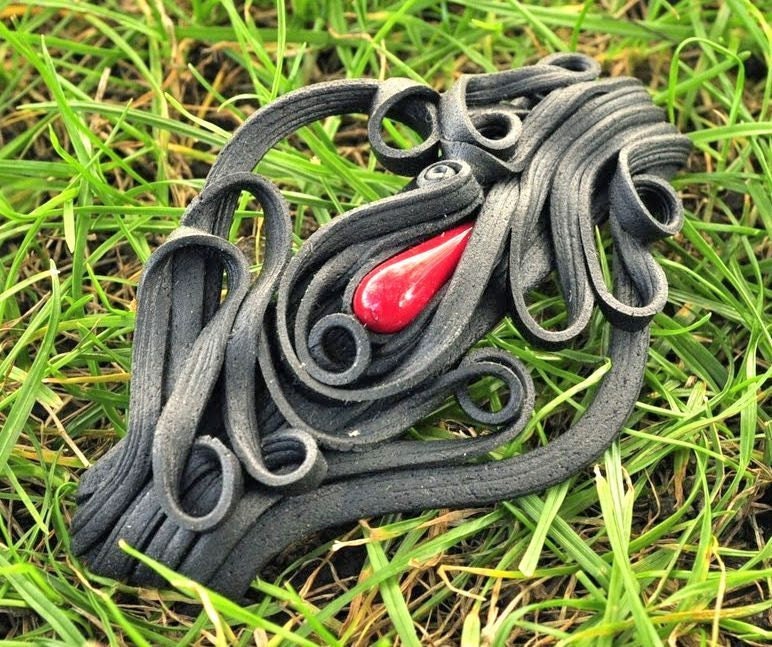 Nosferatu Reg Glass Drop Hair Brooch von WulflundJewelry