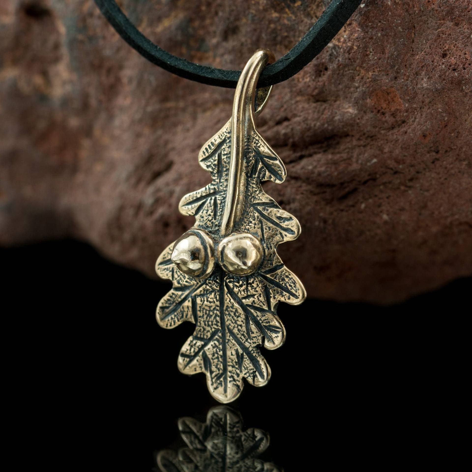 Oak Leaf Bronze Pendant With Acorn Tree Nature Natural Celtic Druid Leafy Leaves Charm Jewel Jewellery Pagan Forest Wilderness Wood Talisman von WulflundJewelry