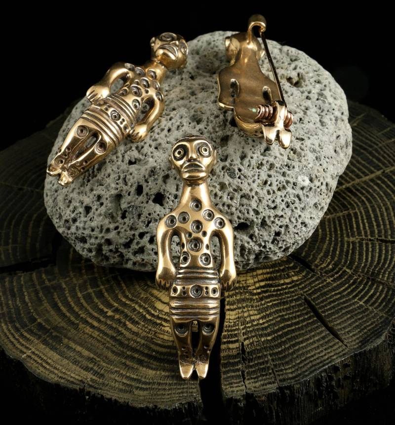 Replica Of Bronze Celtic Fibula Brooch From Manetin-Hradek Bohemia Iron Age Jewelry Pagan Ancient La Tene Culture Costume Pin Museum Copy Replica Of Bronze Celtic Fibula Brooch From Manetin-Hradek Bohemia Iron Age Jewelry Pagan Ancient La Tene Culture Costume Pin Museum Copy von WulflundJewelry