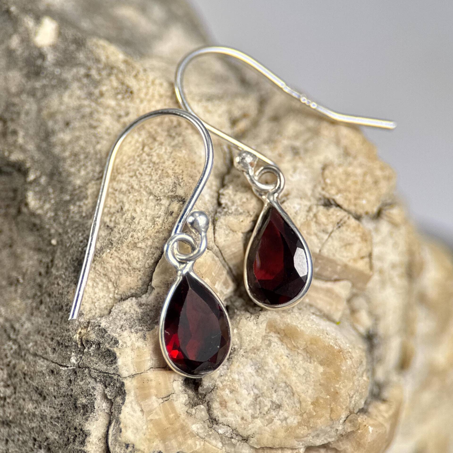 Ruth, Silber Ohrhänger, Granat, 925/1000 Ag von WulflundJewelry