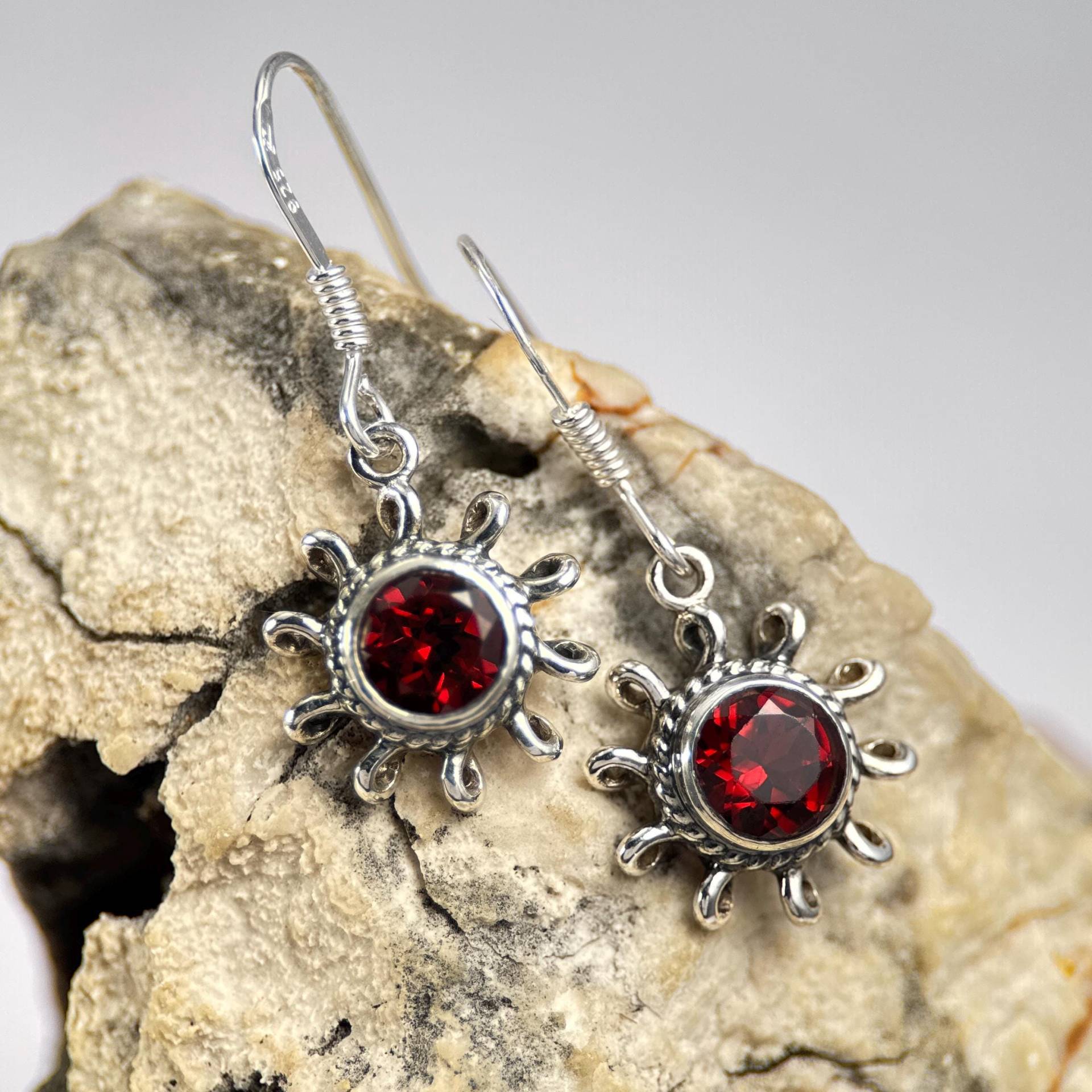 Valentina, Silber Ohrhänger, Granat, 925/1000 Ag von WulflundJewelry