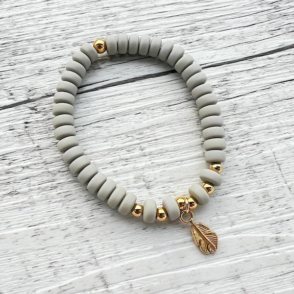Armband "Grey Leaves" Aus Rostfreiem Vergoldetem Edelstahl Mit Blatt Anhänger Und Perlen Armband "Grey Leaves" Aus Rostfreiem Vergoldetem Edelstahl Mit Blatt Anhänger Und Perlen von Wunderbluetenschoen