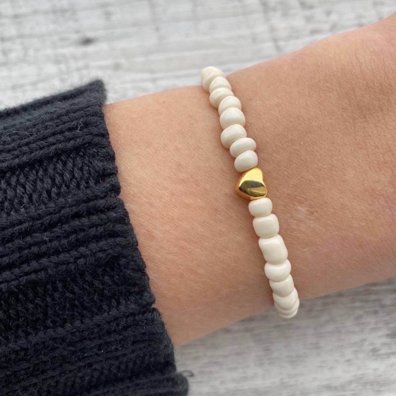 Armband Beige Gold Herz - Perlenarmband Minimalistisch Geschenk Für Damen Weihnachtsgeschenk Schmuck Sie Freundschaftsarmband von LAKASTgeschenkideen