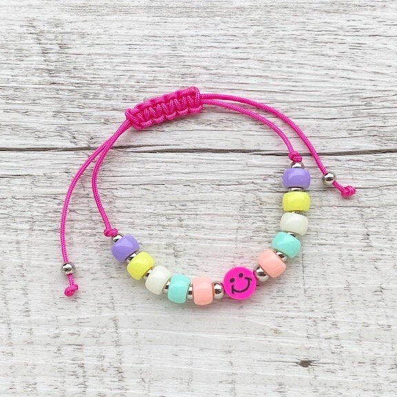 Armband "Pastell Smiley" Makrameé Pink Bunt Sommer Edelstahl Silber Perlen Perlenarmband Smile Happy Acryl Regenbogen Armband "Pastell Smiley" Makrameé Pink Bunt Sommer Edelstahl Silber Perlen Perlenarmband Smile Happy Acryl Regenbogen von Wunderbluetenschoen