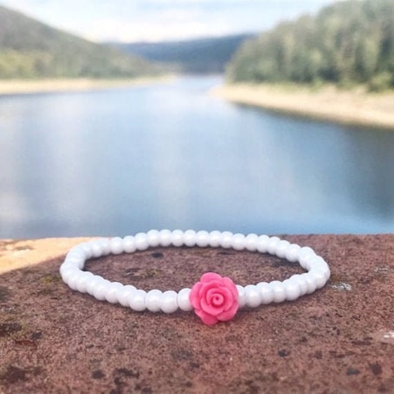 Armband "Pearly Rose" Perlenarmband Wunderblütenschön Blume Perlmutt Glas Weiß von Wunderbluetenschoen