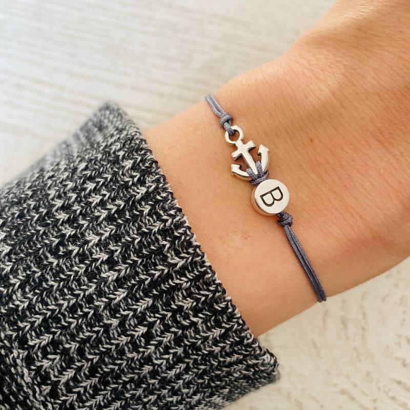 Buchstabenarmband Grau Anker Silber Initialen Namensarmband Makramee Größenverstellbar Minimalistisch von Wunderbluetenschoen