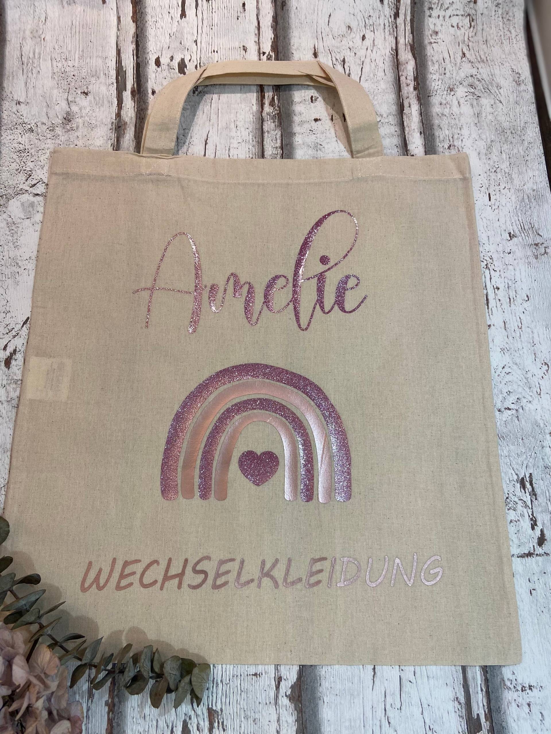 Sicher Aufbewahrt Ist Die Wechselkleidung Des Kindes in Der Persönlichen Tasche Mit Namen Und Lieblingsmotiv Als Geschenk Perfekt Sicher Aufbewahrt Ist Die Wechselkleidung Des Kindes in Der Persönlichen Tasche Mit Namen Und Lieblingsmotiv Als Geschenk Perfekt von WunderhuebschLaden