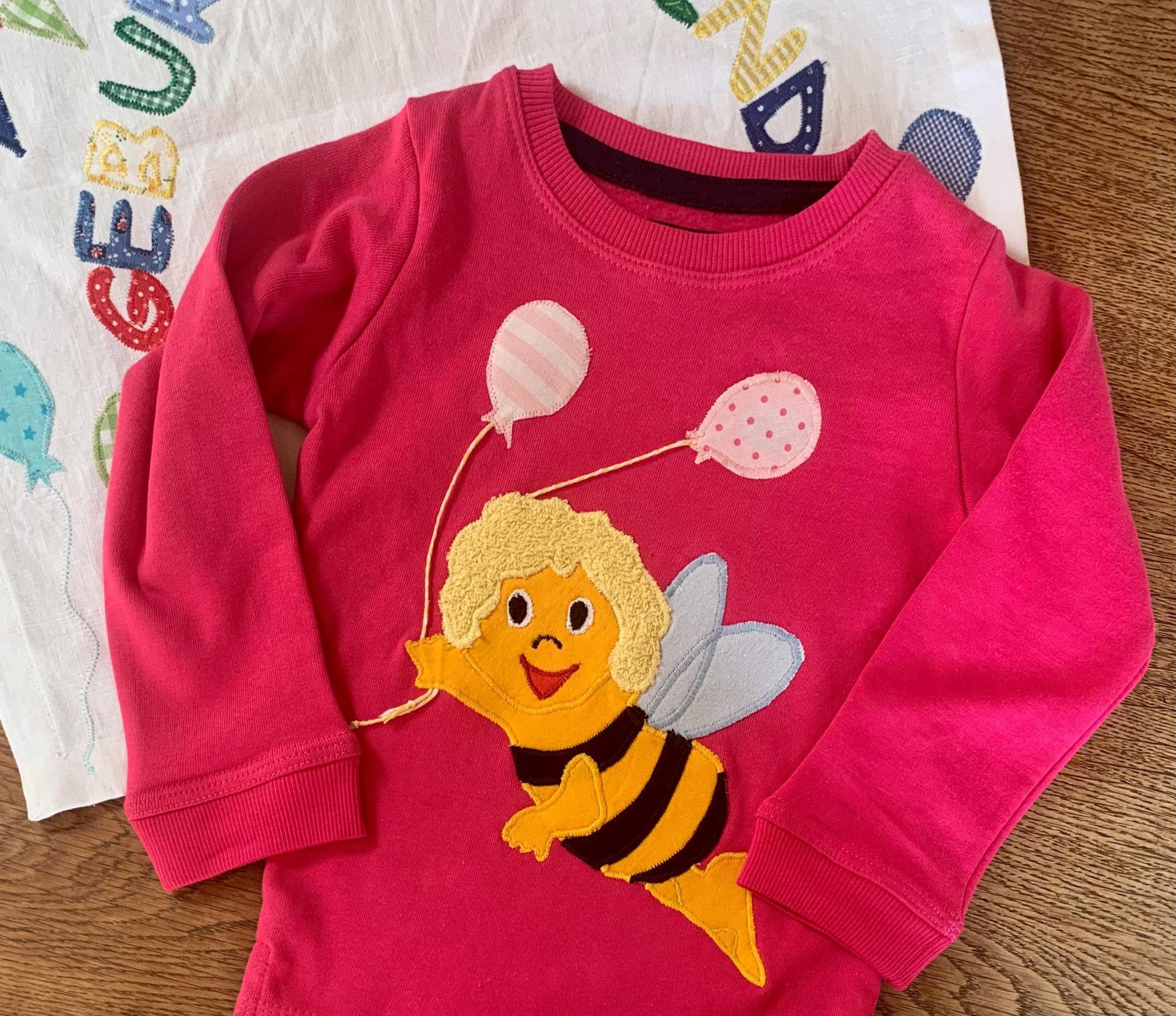 Geburtstagsshirt, Motivshirt Biene Maja, Sweatshirt, Pink, Namensshirt, Geburtstag, Gr.92, Versandfertig von Wunderkindershop