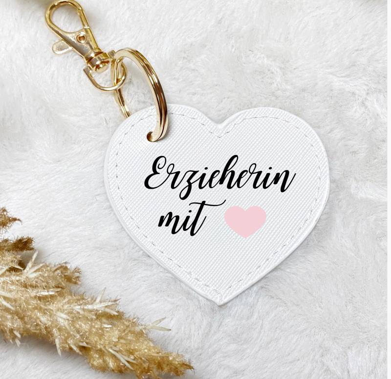 Schlüsselanhänger Erzieherin Mit Herz Abschiedsgeschenk - Geschenk Personalisierbar in Lederoptik Weiß Gold von WunderlichWohnen