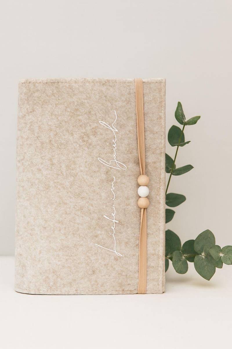 Personalisierte Mutterpasshülle Aus Filz | Mutterpass Beige Mit Perlen von WunschFilz