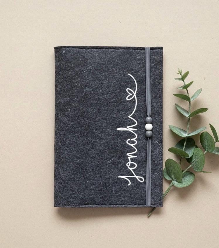 Personalisierte U-Heft-Hülle Aus Filz | Untersuchungsheft Mit Perlen von WunschFilz
