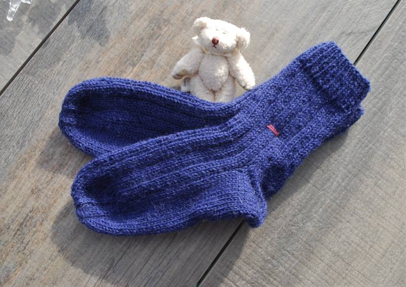 Handgestrickte Kinder Strickstrümpfe Stricksocken Gr. 24/25 von Wunscherfueller