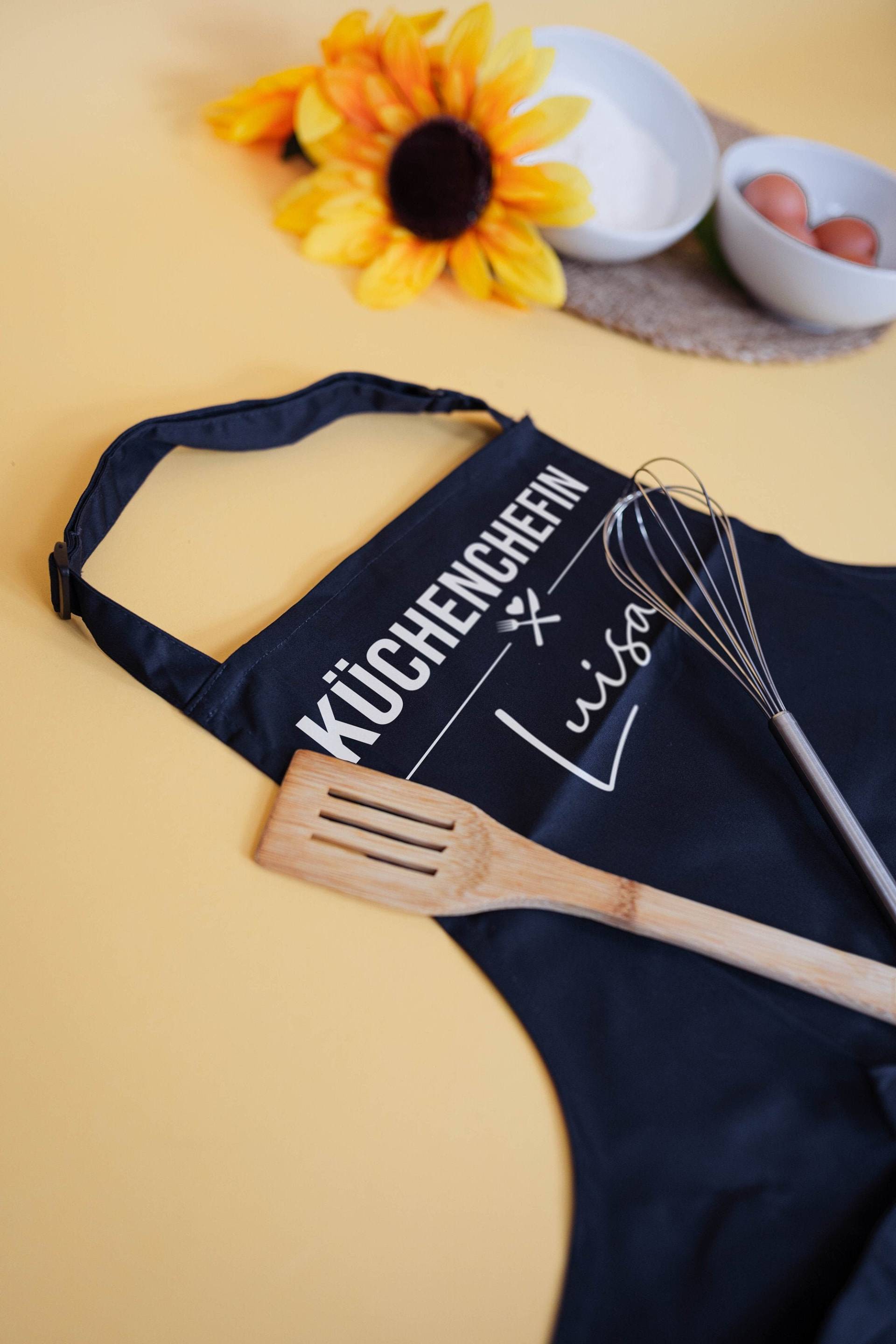 Personalisierte Küchenchefin Kochschürze/Grillschürze Backschürze Mit Bauchtasche Damenherren Muttertag Geburtstag Personalisierte Küchenchefin Kochschürze/Grillschürze Backschürze Mit Bauchtasche Damenherren Muttertag Geburtstag von Wunschsticker
