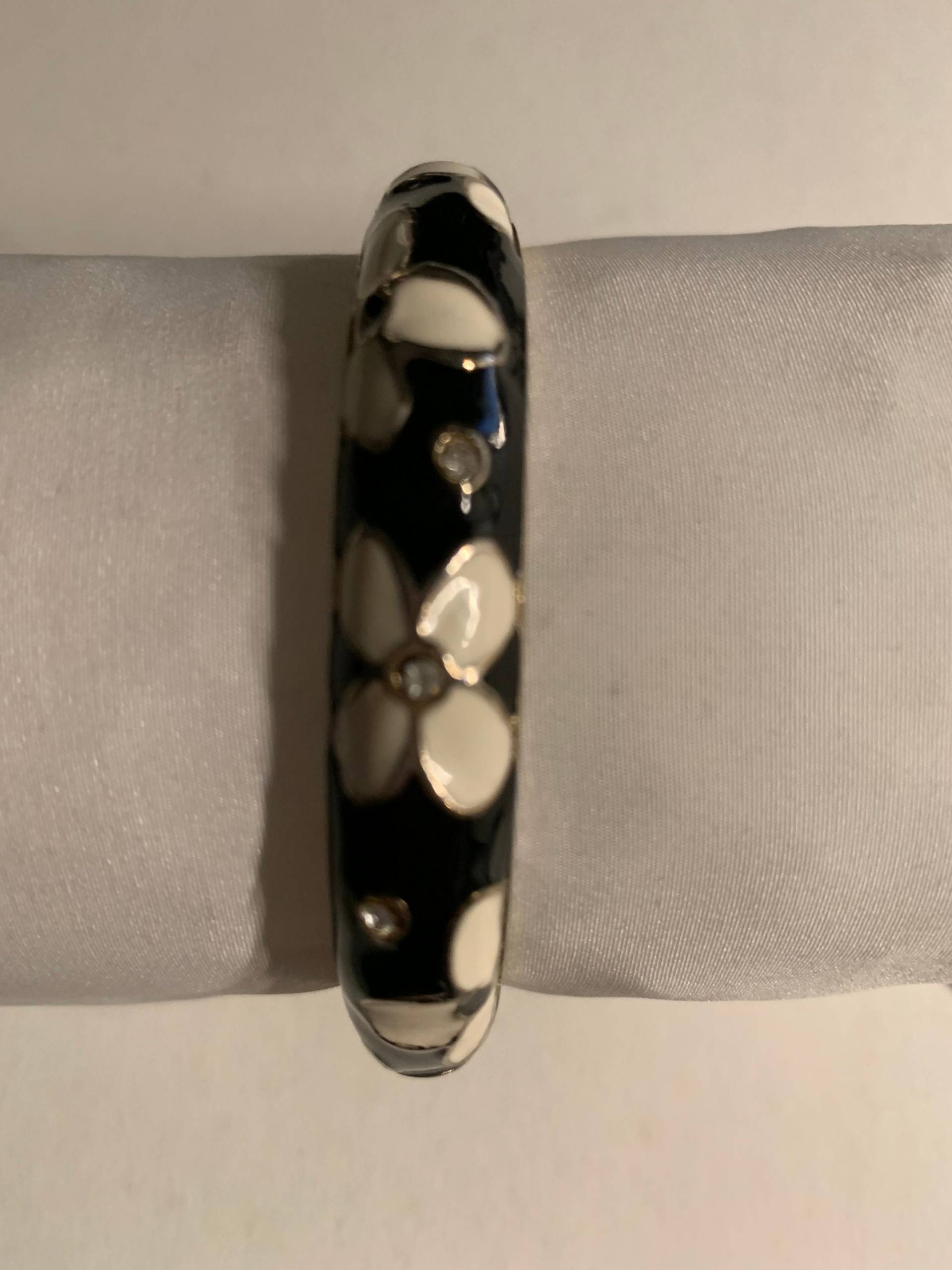 Damen Armreif Emaille Optik Schwarz, Gold Handbemalt Mit 8 Weißen Steinen Damen Armreif Emaille Optik Schwarz, Gold Handbemalt Mit 8 Weißen Steinen von Wuundertuete
