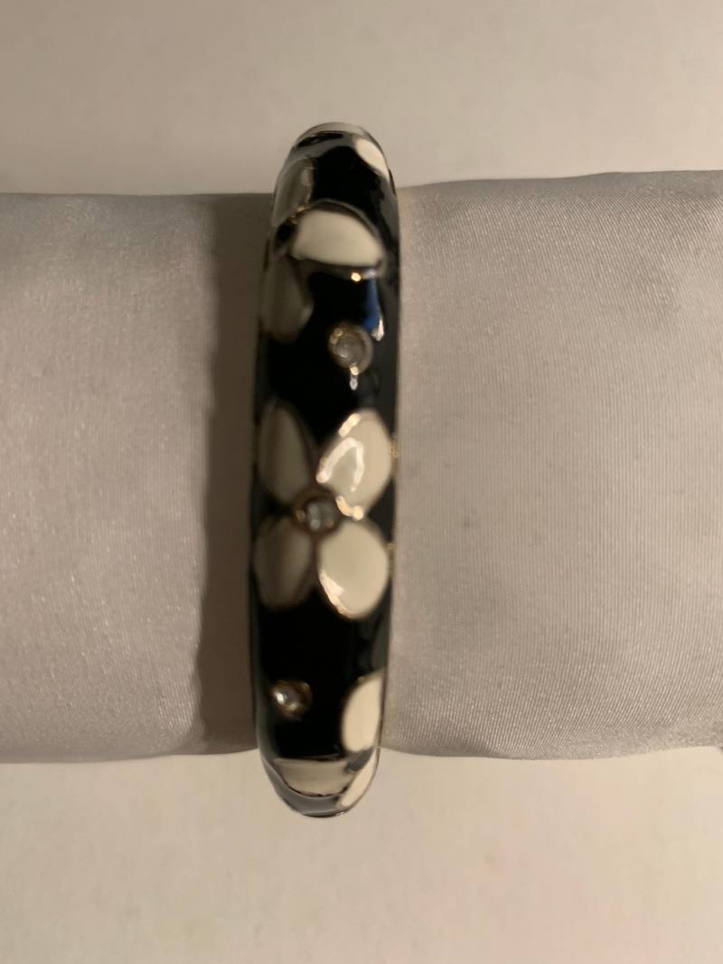 Damen Armreif Emaille Optik Schwarz, Gold Handbemalt Mit 8 Weißen Steinen Damen Armreif Emaille Optik Schwarz, Gold Handbemalt Mit 8 Weißen Steinen von Wuundertuete