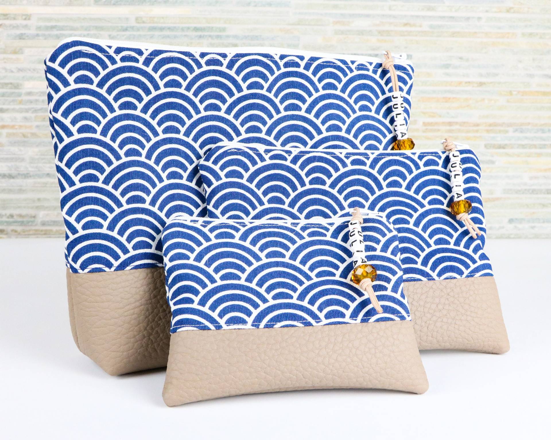 Kosmetiktäschchen, Kosmetiktasche, Schminktäschchen, Schminktasche, Stoff, Kunstleder, Vegan, Blau, Beige, Mit Perle, Personalisiert M. Name Kosmetiktäschchen, Kosmetiktasche, Schminktäschchen, Schminktasche, Stoff, Kunstleder, Vegan, Blau, Beige, Mit Perle, Personalisiert M. Name von WyldfangArtsAndCraft