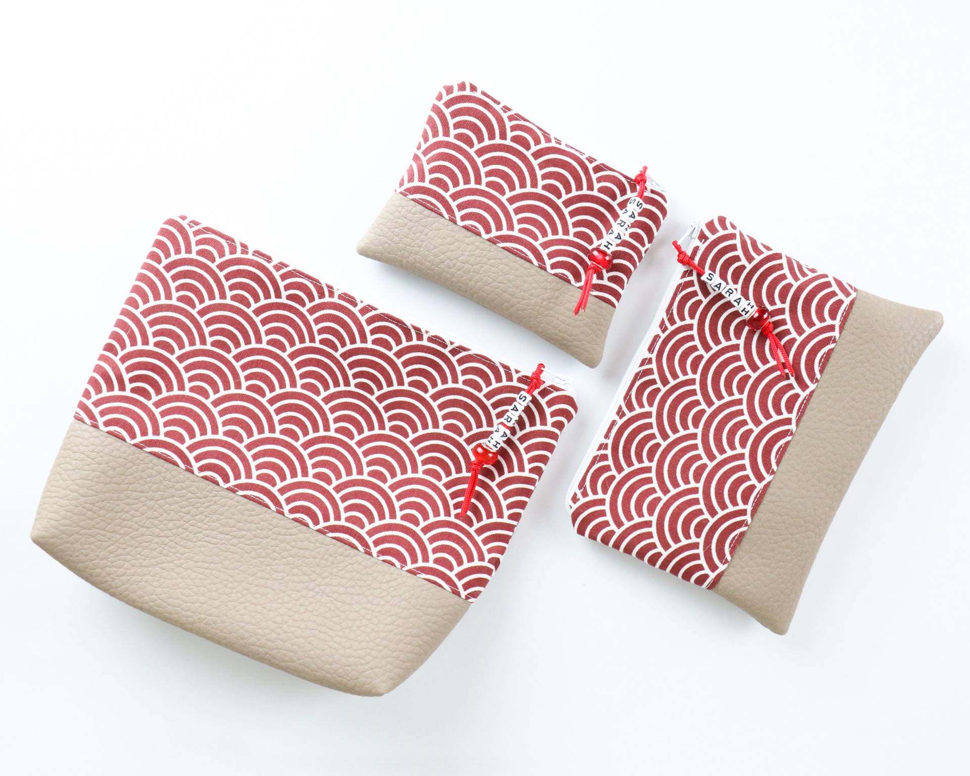 Kosmetiktäschchen, Kosmetiktasche, Schminktäschchen, Schminktasche, Stoff, Kunstleder, Vegan, Rot, Beige, Mit Perle, Personalisiert M. Name Kosmetiktäschchen, Kosmetiktasche, Schminktäschchen, Schminktasche, Stoff, Kunstleder, Vegan, Rot, Beige, Mit Perle, Personalisiert M. Name von WyldfangArtsAndCraft
