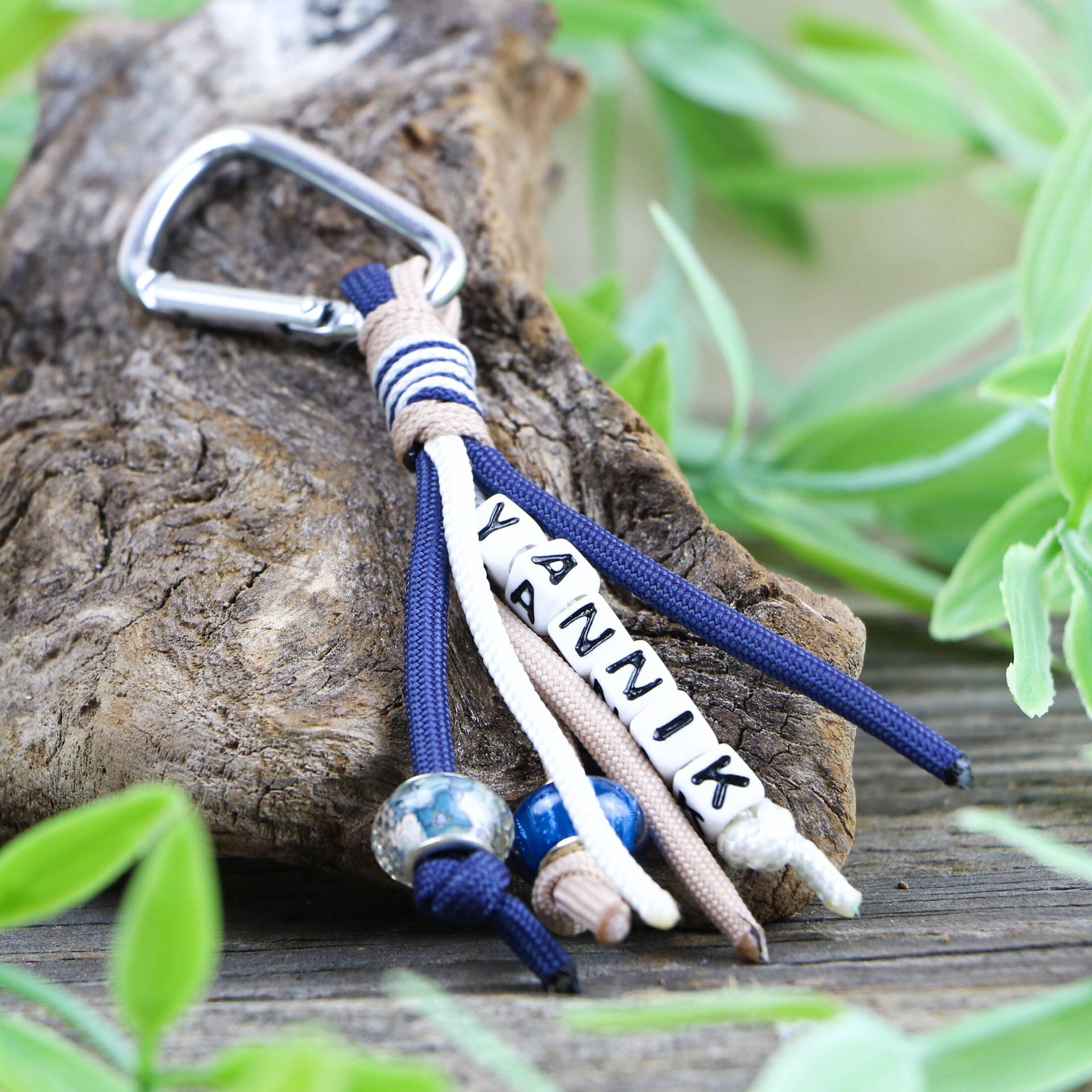Personalisierter Schlüsselanhänger Aus Paracord Mit Perlen, Blau, Weitere Farben Möglich Personalisierter Schlüsselanhänger Aus Paracord Mit Perlen, Blau, Weitere Farben Möglich von WyldfangArtsAndCraft