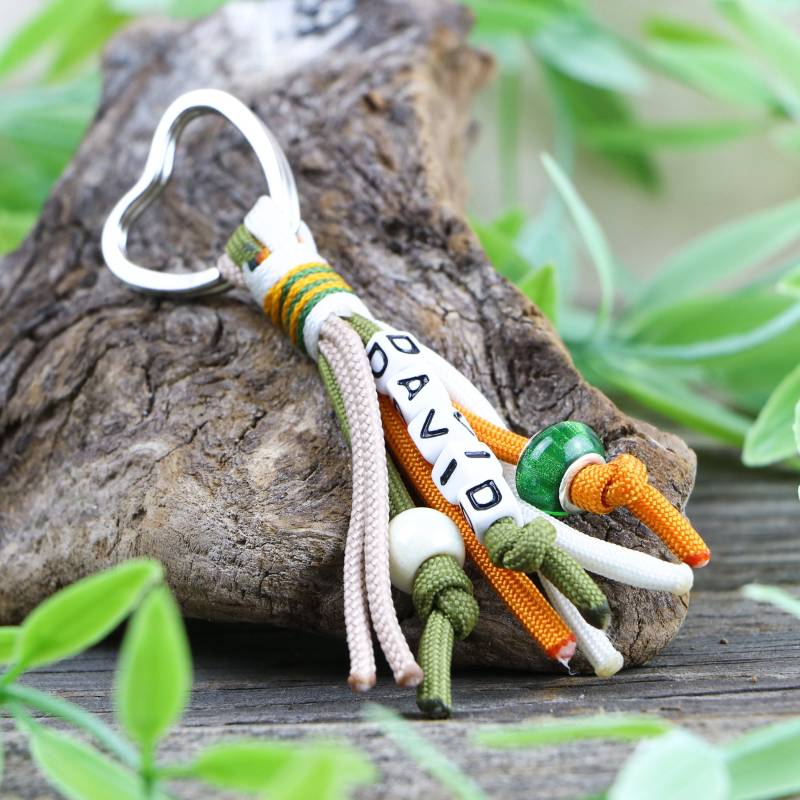Personalisierter Schlüsselanhänger Aus Paracord Mit Perlen, Gelb Und Grün, Weitere Farben Möglich Personalisierter Schlüsselanhänger Aus Paracord Mit Perlen, Gelb Und Grün, Weitere Farben Möglich von WyldfangArtsAndCraft