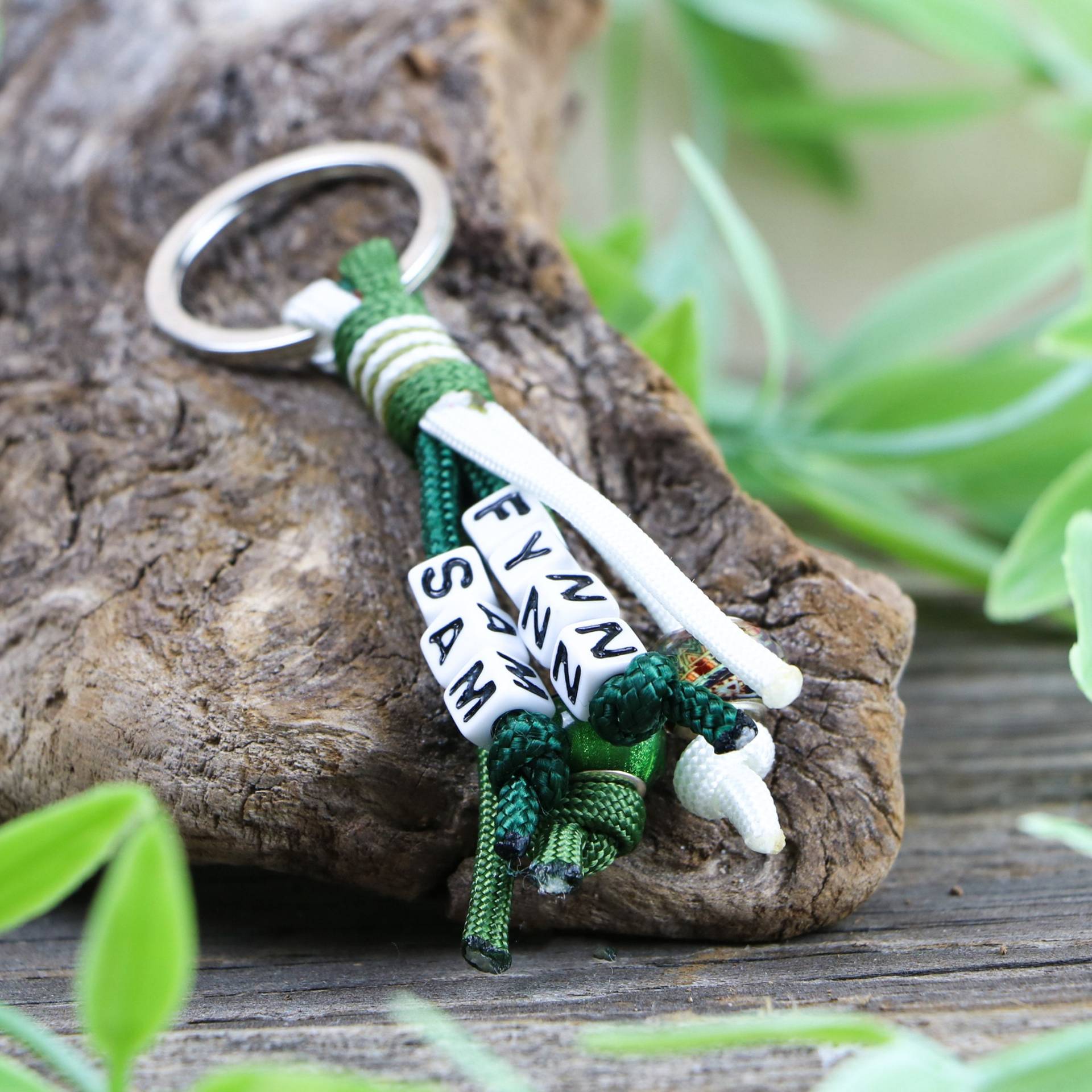 Personalisierter Schlüsselanhänger Aus Paracord Mit Perlen, Grün Und Weiss, Weitere Farben Möglich Personalisierter Schlüsselanhänger Aus Paracord Mit Perlen, Grün Und Weiss, Weitere Farben Möglich von WyldfangArtsAndCraft